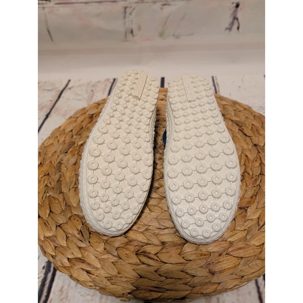 Bernie Mev Women's Blue‎ Laser Cut Flower Slip On Tulum Leather Sz 7 NIB